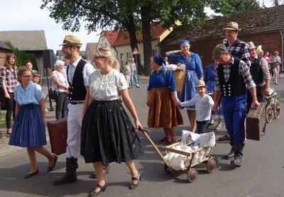 Auch das ist Werbener Geschichte: Zwischen 1853 und 1865 sind rund 250 Werbener nach Australien, Südafrika und Amerika ausgewandert. Daran erinnern die Mitglieder des Traditionsvereins Werben bei vielen Festumzügen wie hier 2019 in Guhrow. (Foto: Archiv/K. Möbes) (Bild vergr&ouml;&szlig;ern)