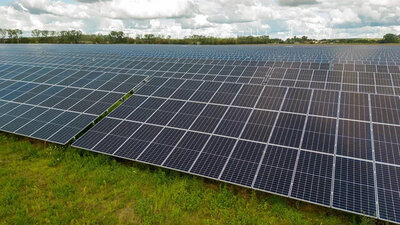 In Wefensleben könnte ein neuer Solarpark entstehen. Symbolbild: IMAGO/Christian Ender