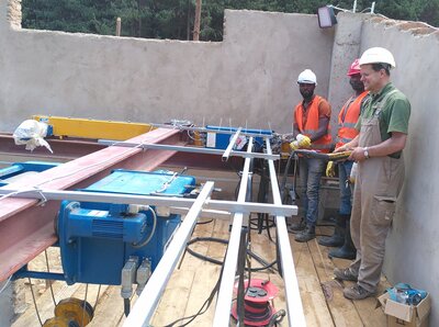 Foto zur Meldung: Wasserkraftwerk Tandala - Montageaktion Kran