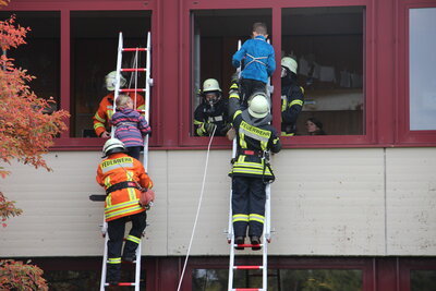 Meldung: Hauptübung der Feuerwehr bringt Schülern der Albblickschule viel Spaß
