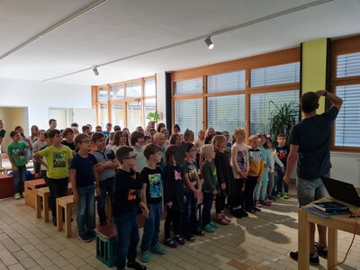 In Kleinich sind die Yetis los –  Stefan Gemmel zu Besuch an der Grundschule Kleinich (Bild vergrößern)