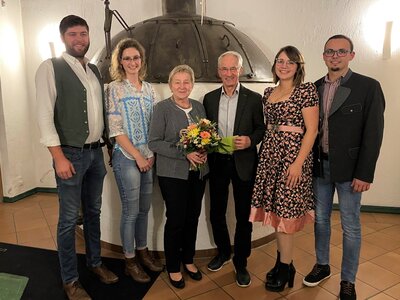 Christoph Aigner und Lucia Sandner sowie Markus und Saskia Wierser mit dem Jubilar und seine Frau Maria