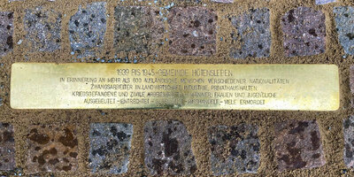 Die in den Boden eingelassene Stolperschwelle mit Inschrift am Hötensleber Rathaus. Foto: AG MeGa