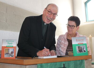 Pastor Joachim Musiolik signiert Bücher in Selb-Plößberg