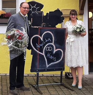 Foto zur Meldung: Hochzeit Kommandant Hans und Jugendwartin und Kinderfeuerwehrbetreuerin Angelika