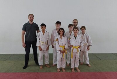 Foto: Erfolgreiche Prüflinge mit Prüfer Stephan Schlotz und Trainer Christian Bartsch Foto zur Meldung: Herbst-Judo-Kyu-Gürtelprüfung beim JV Urbach e.V.