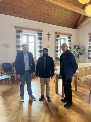v.l.: Bürgermeister Andreas Eckl, Pfarrer Johnson Kattayil und Kirchenpfleger Ferdinand Klement