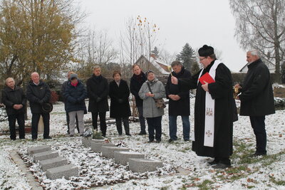 Pfarrer Jürgen Henkel weiht das neue Grabfeld ein. Foto: Barthold