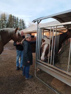 Roland und Karin Geiger mit ihren Pferden