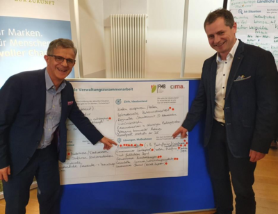 Bürgermeister Karl Philipp Ehrler und Bürgermeister Holger Bär bewerten die gesammelten Projektideen (Bild vergrößern)