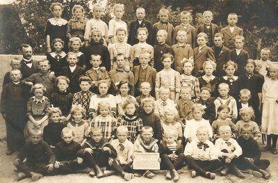 Foto zur Meldung: Historisches Kalenderblatt im Dezember: Lehrer Göttsch und seine Schülerinnen und Schüler 1913