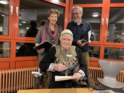 Die Autoren Rita Schade, Manfred Aumiller und Johannes Richter (von links) haben in der Bücherei Meckenbeuren Lyrik und Prosa vorgetragen. Foto: Angelika Banzhaf