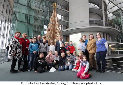 Schüler:innen unserer Schule übergeben den Weihnachtsbaum des Bundestages (Bild vergrößern)