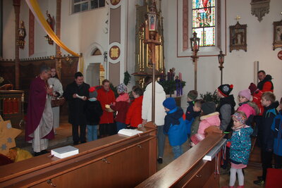 Stern Raphael und Nikolaus beim Familiengottesdienst (Bild vergrößern)