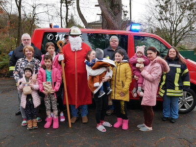 Der Weihnachtsmann der Feuerwehr beschenkte die Kinder im ehemaligen Jugendheim
