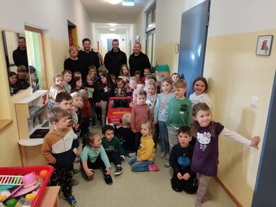 Foto zur Meldung: Feuerwehr-Unimogs für Kindergartenkinder