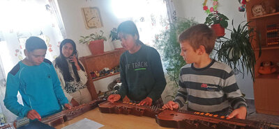 Zitherunterricht in der Wohngruppe in Rugonfalva (Bild vergrößern)