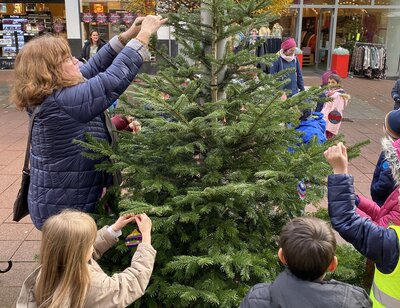 Meldung: „Bunte Weihnachtsbäume für Beckum“ – Die 1. Und 2. Klassen haben Weihnachtsschmuck für die Bäume in der Innenstadt gestaltet