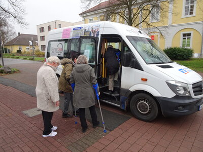 Gut ausgelastet war der Bürgerbus bei der ersten Fahrt zum Gottesdienst in der evangelischen Stadtkirche (Haltestelle vor der Salinenklinik)