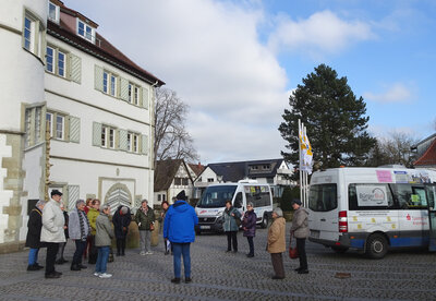 Vor dem Wasserschloss mit dem Bad Rappenau Bürgerbus (rechts) und dem Bürgerbus aus Bad Wimpfen