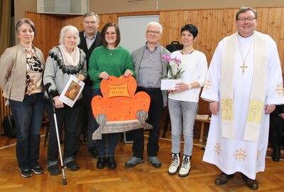 Carmen Janda (2. von links) bekam nach 42 Dienstjahren zum Abschied einen Rentnersessel geschenkt. Foto: Gisela König