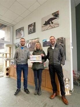 Spendenübergabe an Tierheimleiterin Astrid Finger (links: Jacob Zeuch, rechts: Philipp Stark)