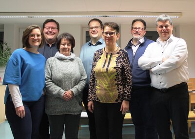 Der neue Vorstand des Hort-Fördervereins mit Vorsitzender Hella Völker (3. von rechts) (Bild vergrößern)