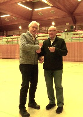Roland Klein (l.) übernimmt die Leitung der Badminton-Abteilung von Willi Biermann (r.) (Bild vergrößern)