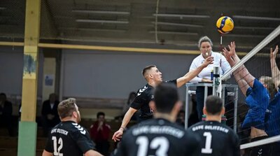 Louis Thielow (links am Netz) und der GSVE II sind im Topspiel der Volleyball-Regionalliga gegen die L.E. Volleys II obenauf.