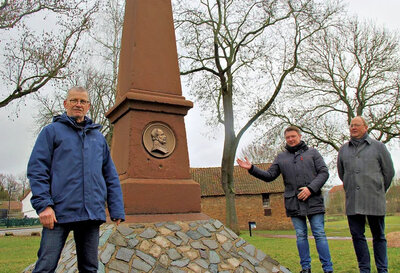 Wulf Biallas (von links), Stephan Löffler und Rainer Siedekum bei der Präsentation des teilrestaurierten Kaiser-Wilhelm-Denkmals (Westseite). Foto: Ronny Schoof