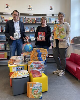 Samtgemeindebürgermeister Michael Bürgel freut sich über den Zuschlag für die höchstmögliche Fördersumme und dankt Marion und Sabine Homann von der Bücherei (von links) für die Bewerbung und die Umsetzung