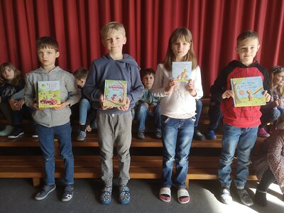 Foto zur Meldung: Bücherspende vom Kinderbuchautor Ingo Siegner