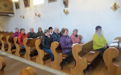 Foto zur Meldung: Kreuzweg gebetet - Katholischer Frauen- und Mütterverein Prackenbach/Krailing traf sich in Sankt Peter und Paul