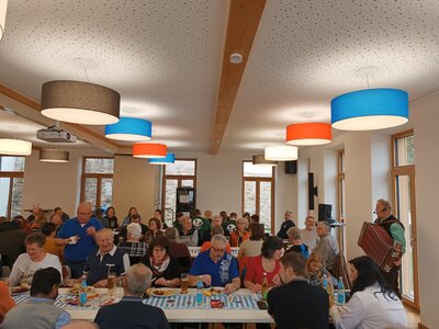 Foto zur Meldung: Massenandrang beim Starkbierfest: Hermann Fleischmann unterhielt im Bürgerhaus in Prackenbach – Handwerkerverein hatte eingeladen