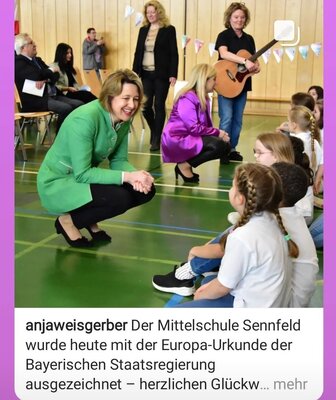 Ministerin Melanie Huml verleiht der Mittelschule Sennfeld die Auszeichnung „Schule für Europa“ (Bild vergrößern)