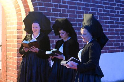 Ostersängerinnen vor der Werbener Kirche. (Foto: M. Helbig)