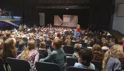Foto zur Meldung: Theaterfahrt nach Beverungen 'Schule der magischen Tiere'