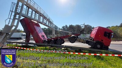 Einsatz 35/2023 | LKW gegen Schilderbrücke | BAB 10 AD Spreeau - AS Niederlehme (Bild vergrößern)