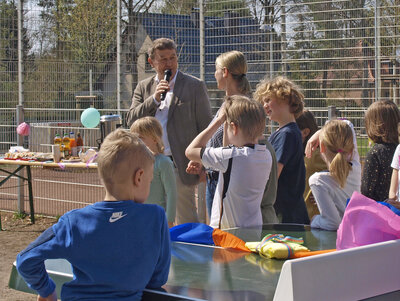 Foto zur Meldung: Hortkinder freuen sich über neue Tischtennisplatte