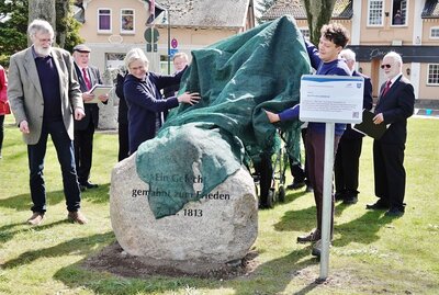 Foto zur Meldung: Maifeier Bornhöved: Ein Denkmal mahnt nun zum Frieden