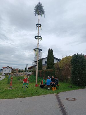 Spontaner Entschluss: Auch in Hagengrub steht wieder ein neuer Maibaum. Einige der freiwilligen Helfer saßen am Montag noch lange beisammen.