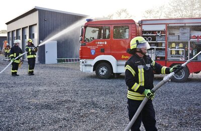 Foto zur Meldung: Drei Feuerwehren übten gemeinsam in Schmalensee