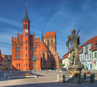 Horst Dieter Zaplo | Blick auf dem Großen Markt mit Roland-Standbild und Rathaus, dahinterliegend die St. Jacobi Kirche.