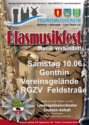 Polizei-Blasorchester Sachsen-Anhalt spielt beschwingte Musik Konzert am 10. Juni 2023 auf dem Vereinsgelände Feldstraße in Genthin (Bild vergrößern)