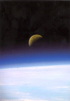 „moonrise“ (Mondaufgang); Aufnahme aus dem  Space Shuttle am 26.01.2003