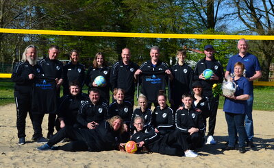 Sponsoring-Aktion: Neue Trainingsanzüge für die Volleyballmannschaft des TSV Nützen. (Bild vergrößern)