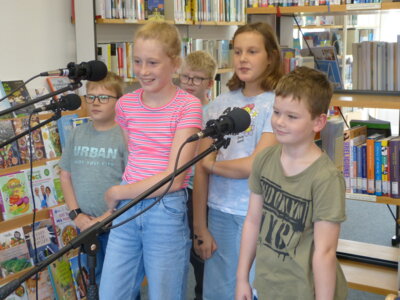 In der St.-Otger-Bücherei in Stadtlohn sprachen die jungen Autor:innen die Dialoge für das neue Hörspiel ein. Foto: Bürgerstiftung WML