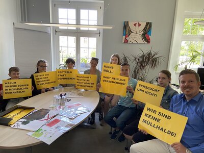 Foto zur Meldung: Kinder- und Jugendinitiative gegen die Errichtung einer Deponie in Holzhausen