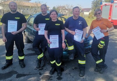 Diese Kameradinnen und Kameraden der FFw Schmogrow sind erfolgreich bei der Abnahme der Leistungsspange "Technische Hilfeleistung“ in Silber angetreten (Bild vergr&ouml;&szlig;ern)