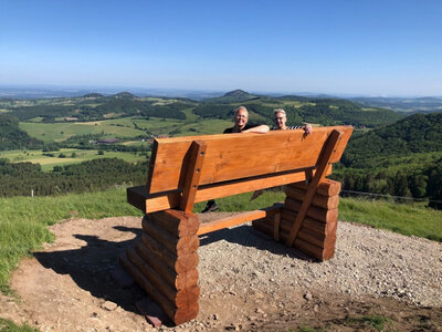 Tourismus-Managerin Andrea Müller (links) u. Mitarbeiterin Silvia Kern testen den grandiosen Ausblick in die rundum herrliche Rhöner Landschaft.